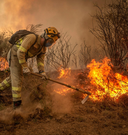 Bomberos forestales realizan labores de extinción en un incendio. Archivo EFE/Brais Lorenzo
