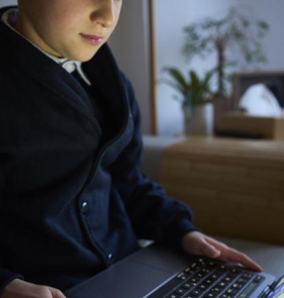 Un niño maneja un ordenador en su habitación, en una imagen de archivo. EFE/ ADRIÁN RUIZ HIERRO