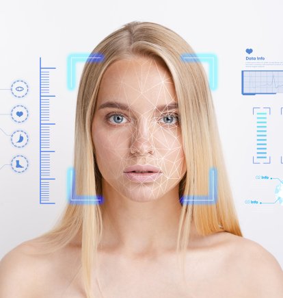 Imagen de una mujer con datos biométricos sobreimpresos.