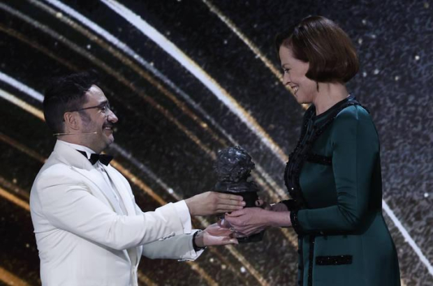 La actriz estadounidense Sigourney Weaver recibe el Goya Internacional de manos del director Juan Antonio Bayona durante la ceremonia de entrega de la 38 edición de los Premios Goya celebrada este sábado en Valladolid.