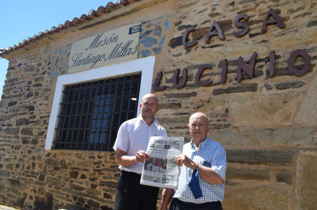 Toño y Lucinio frente a las puertas del mesón posando con un ejemplar del Diario de León que no ha faltado nunca en casi 40 años. A. R.