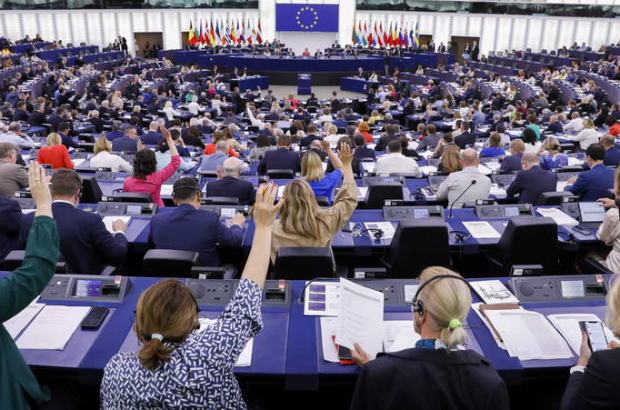 Votación en el Europarlamento que dio ayer el visto bueno a declarar verde el gas y la energía nuclear. JULIEN WARNAND