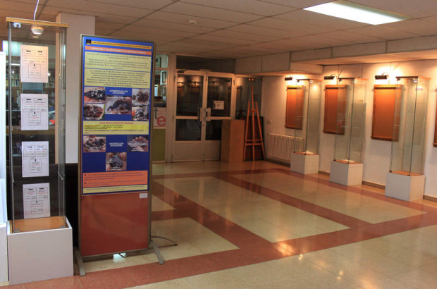 Aspecto que presentaba ayer el interior de la sede del IEB,donde se está montando la exposición.
