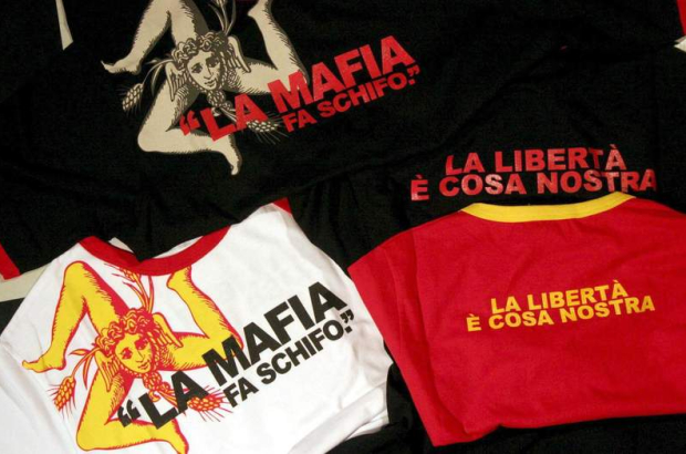 Camisetas con el eslogan «La mafia me da asco» y «La libertad es cosa nuestra» en un escaparate en Palermo. FRANCO LANNINO