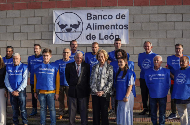 Foto de familia de la reina Sofía con el voluntariado del Banco de Alimentos de León en la visita que realizó ayer la monarca a las instalaciones de Mercaleón. MIGUEL F. B.