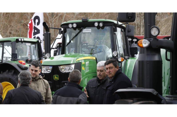 Imagen tomada ayer en la Feria Multisectorial de Febrero de Valencia de Don  Juan, en la que el sector agrícola es protagonista con gran presencia de las principales marcas de tractores. MARCIANO