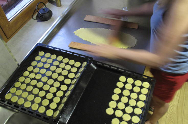 Cocinando galletas con mantequilla elaborada a base de marihuana.