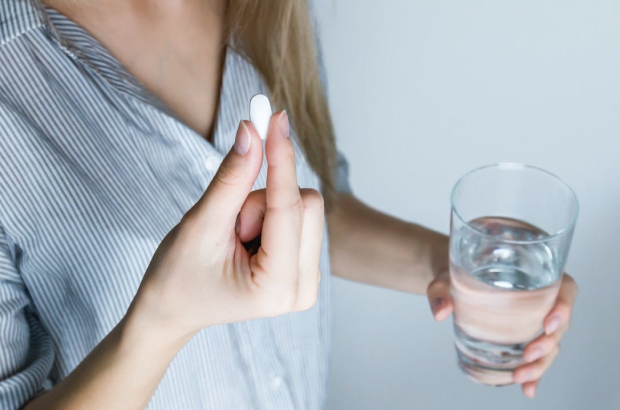 Una mujer sostiene una píldora. JESHOOTS.COM/PEXELS