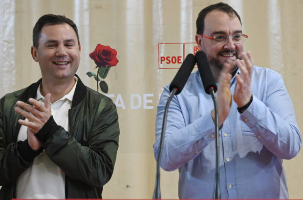Cendón y Barbón, ayer en la fiesta socialista de la Rosa en Sahagún. J. CASARES