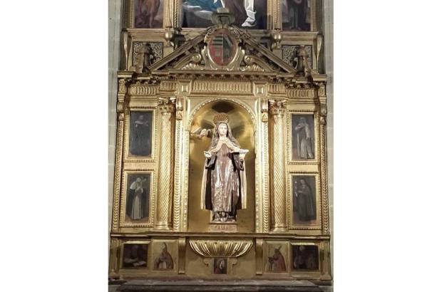 La talla de Santa Teresa en el centro del retablo. DL