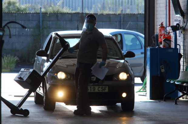 Un técnico hace una inspección de un vehículo en la ITV de Itevelesa de Ponferrada. CÉSAR SÁNCHEZ