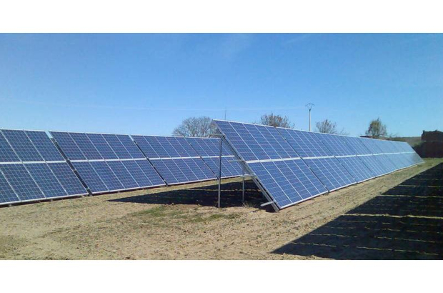 Paneles solares de una de las plantas fotovoltaicas ya implantadas en León. DL