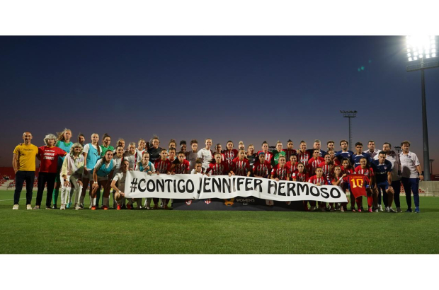 Jugadoras y personal técnico del Atlético de Madrid femenino sostienen una pancarta de apoyo a Jennifer Hermoso. durante la final de la Women's Cup a la que asistió la jugadora.  EFE/ WOMEN´S CUP/ BRUNO RATAZZI.