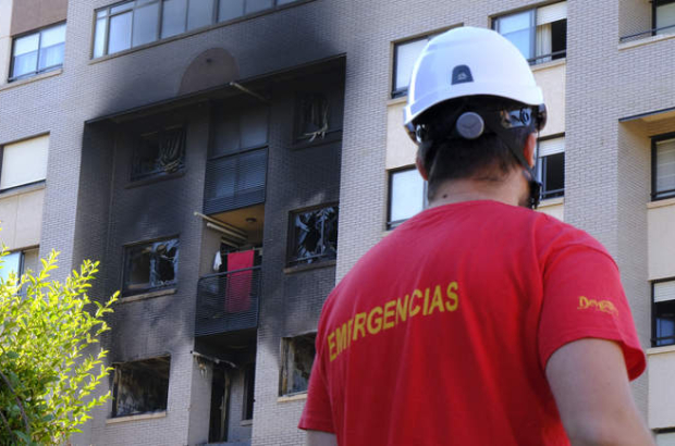 Un miembro del servicio de Emergencias ante el edificio siniestrado en Valladolid. FERNANDO SANZ