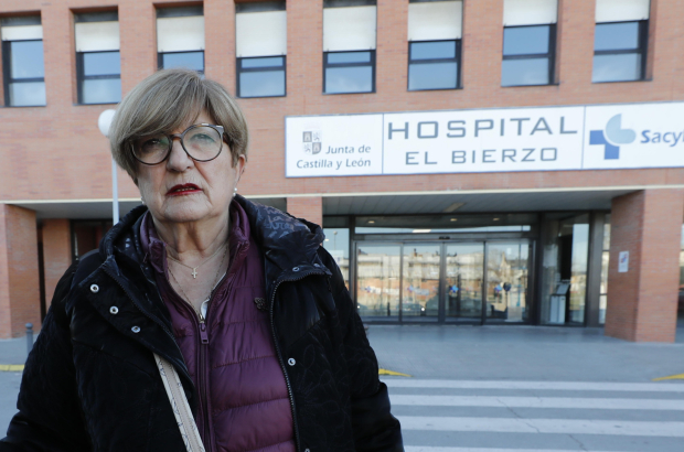 Carmen, la hermana de Patricio, a las puertas del Hospital El Bierzo. L. DE LA MATA