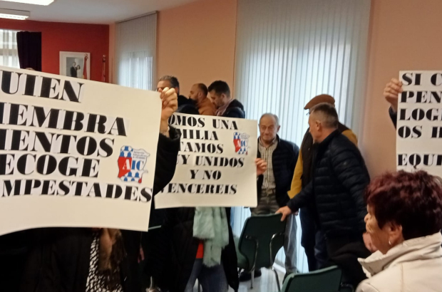 Pancartas de apoyo a Marcos Martínez Barazón en el Pleno extraordinario en Cuadros. J. NOTARIOS