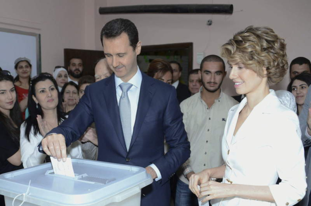 Al Asad vota junto a su mujer, Ama Al Assad.