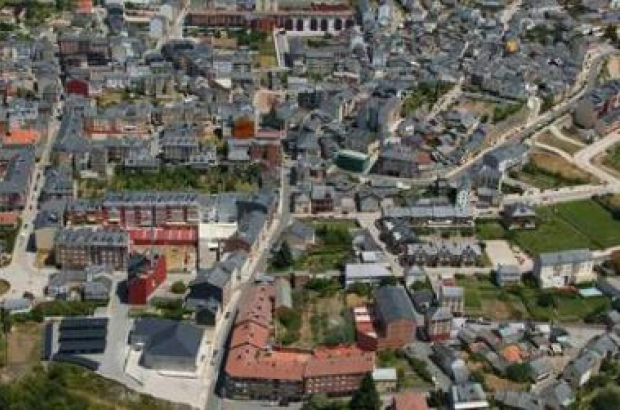 Una vista aérea de archivo del casco urbano de Bembibre, el más favorecido por el proyecto.