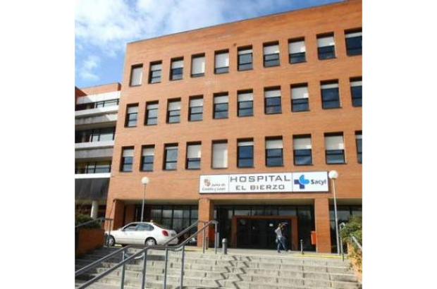 Imagen de la entrada principal del Hospital del Bierzo.