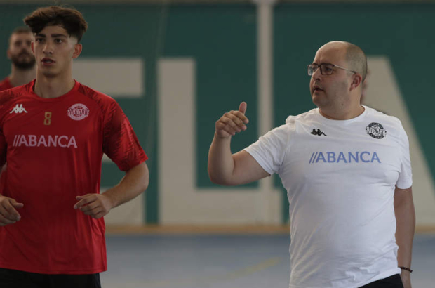 El entrenador Dani Gordo dando instrucciones a sus jugadores. FERNANDO OTERO