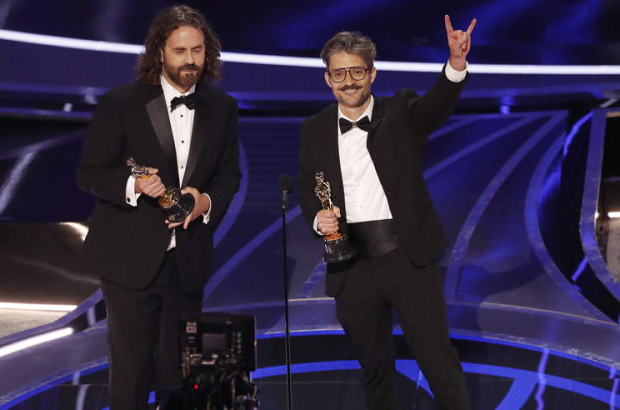 Leo Sánchez y el leonés Alberto Mielgo celebrando su Oscar por ‘El limpiaparabrisas’. ETIENNE LAURENT