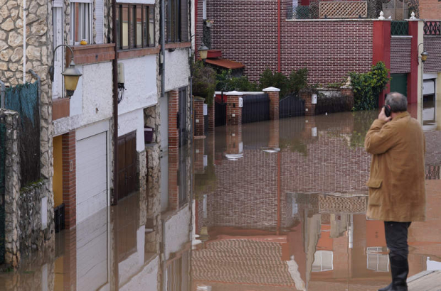 Un vecino afectado observa la crecida del rio Cega en Viana de Cega (Valladolid). NACHO GALLEGO