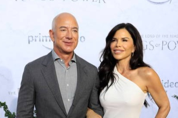 Jeff Bezos y su novia Lauren Sanchez.  EFE/EPA/NINA PROMMER