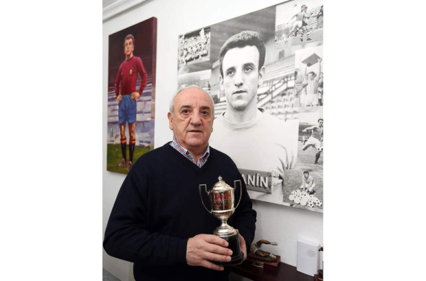 Marianín posa en su domicilio de Fabero con el trofeo Pichichi de Primera División en 1973. L. DE LA MATA
