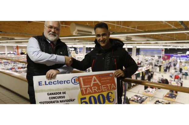 Manuel Rilo, gerente del híper E.Leclerc, entrega a Javier Cañizares su cheque regalo de 500 euros. RAMIRO