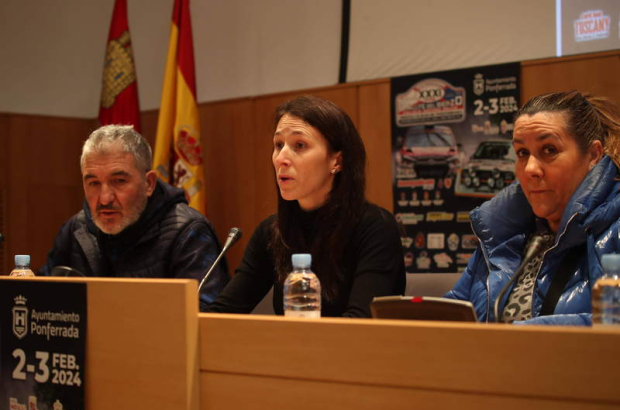 Los responsables del Team Repauto y la concejala de Deportes, durante la presentación. ANA F. BARREDO