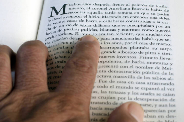Fotografía del 26 de enero de 2017 de un fragmento de la novela Cien Años de Soledad del fallecido escritor colombiano y premio Nobel, Gabriel García Márquez
