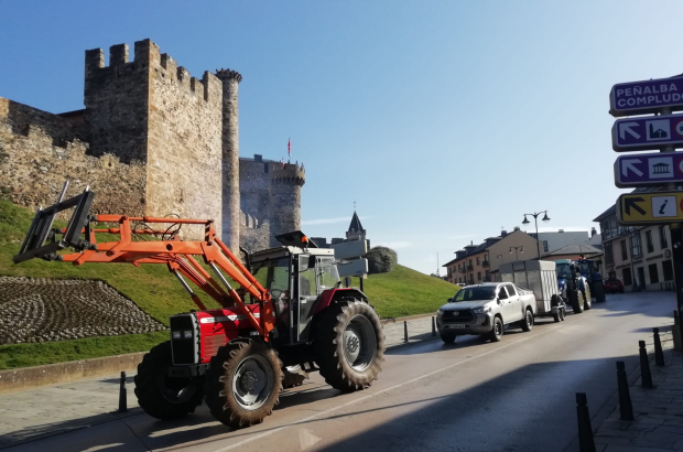 La tractorada, a su paso por delante del Castillo de Ponferrada