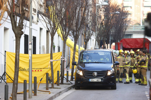 Los Bomberos de la Generalitat han hallado tres cadáveres bajo los escombros del edificio de Badalona (Barcelona)