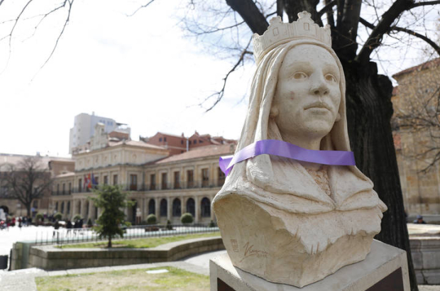 Estatua de la reina doña Urraca en la plaza de San Marcelo en León