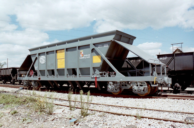 Uno de los vagones tolva del antiguo tren minero entre Cubillos y Villablino