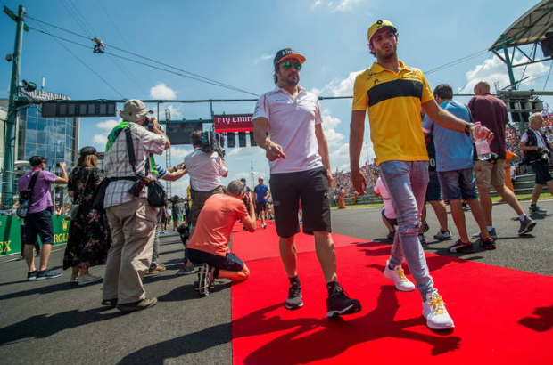 Los pilotos españoles de Fórmula 1 Fernando Alonso y Carlos Sainz.