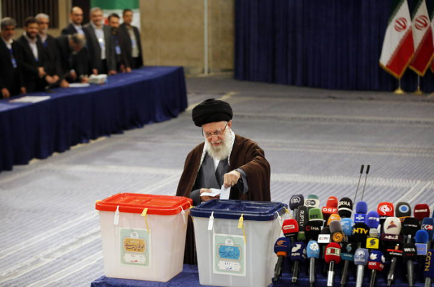 líder supremo de Irán votando