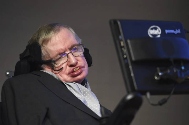El físico Stephen Hawking durante la entrega de los premios 'Starmus' en la Royal Society en Londres, Reino Unido hoy 16 de diciembre de 2015.