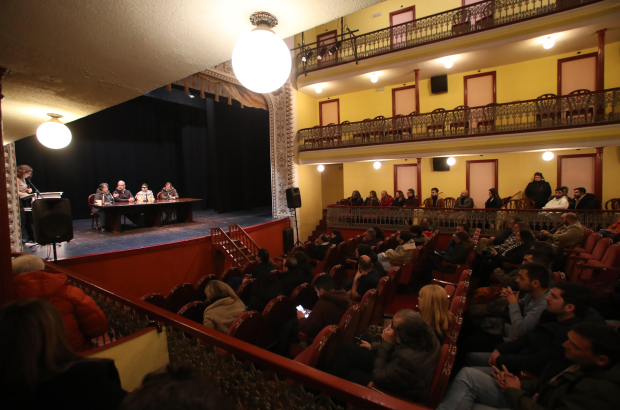 Participantes en la jornada 'Bierzo fuera de serie' en el Teatro Villafraquino de Villafranca del Bierzo.