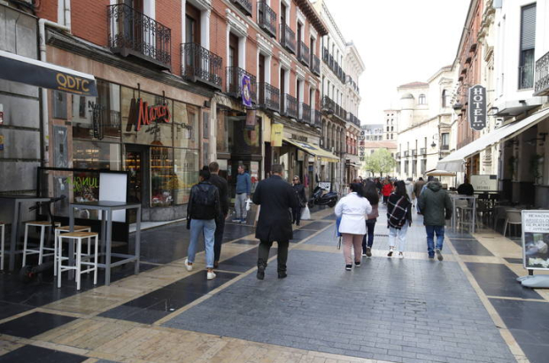 Comercios en la Calle Ancha de León.