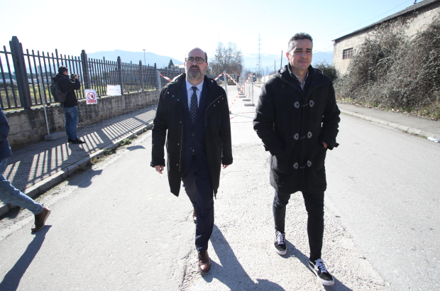 El alcalde Marco Morala y el concejal de Urbanismo y Fomento, Roberto Mendo, en las obras próximas a la estación de camiones. L. DE LA MATA