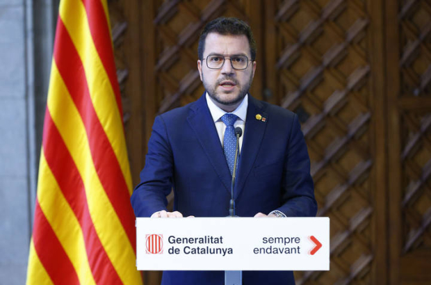 El presidente de la Generalitat, Pere Aragonès, ha decidido adelantar las elecciones catalanas al próximo 12 de mayo, después de que el Parlament haya tumbado su proyecto de presupuestos por los "vetos cruzados" de grupos parlamentarios que, según ha denunciado, han actuado con "irresponsabilidad". EFE/Quique García
