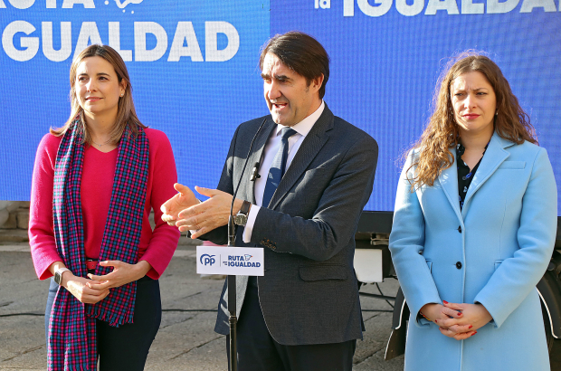 Irene Muñoz, secretaria ejecutiva de FP; Juan Carlos Suárez Quiñones, consejero de Fomento y Esther Muñoz presidenta del PP de león