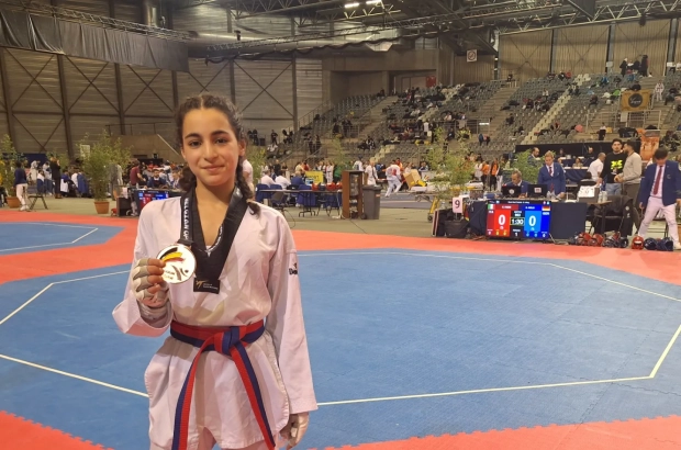 Chaima Zahraoui, del Club Taekwondo León, con su medalla de bronce.