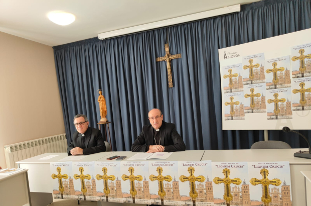 El vicario de la diócesis de Astorga, Javier Gay, y el obispo de Astorga, Jesús Fernández, presentaron el programa