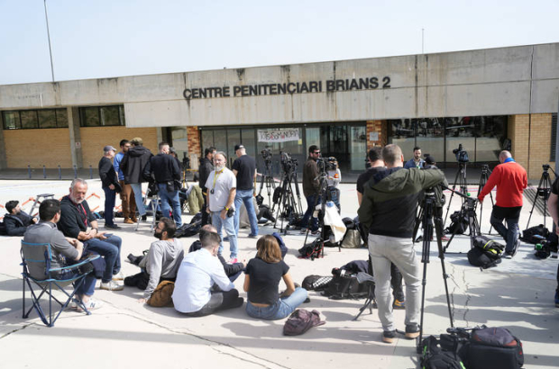 Numerosos periodistas esperan ante la entrada de la cárcel Brians 2 mientras el exjugador del Barça Dani Alves se afana por reunir entre su entorno el millón de euros.