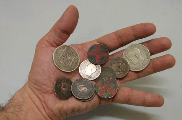 Antiguas monedas de bronce y plata del siglo XIX utilizadas en el tradicional juego de las chapas, típico de Semana Santa.