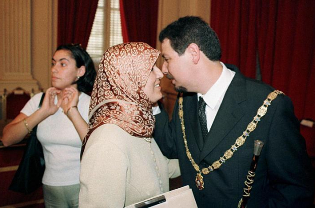 Mustafa Aberchan recibe la felicitación de su esposa tras ser investido presidente de la Ciudad Autónoma de Melilla, el día 4 de julio de 1999.
