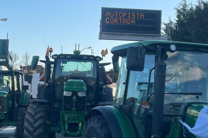 Corte en la AP-66 en el acceso de La Magdalena