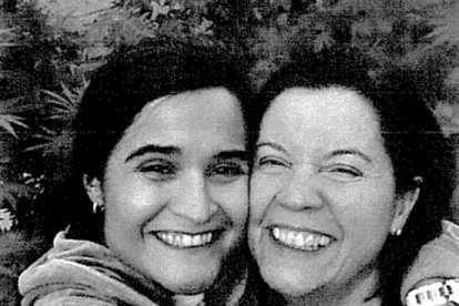 Triana y Montserrat posan con una plantación de marihuana detrás.